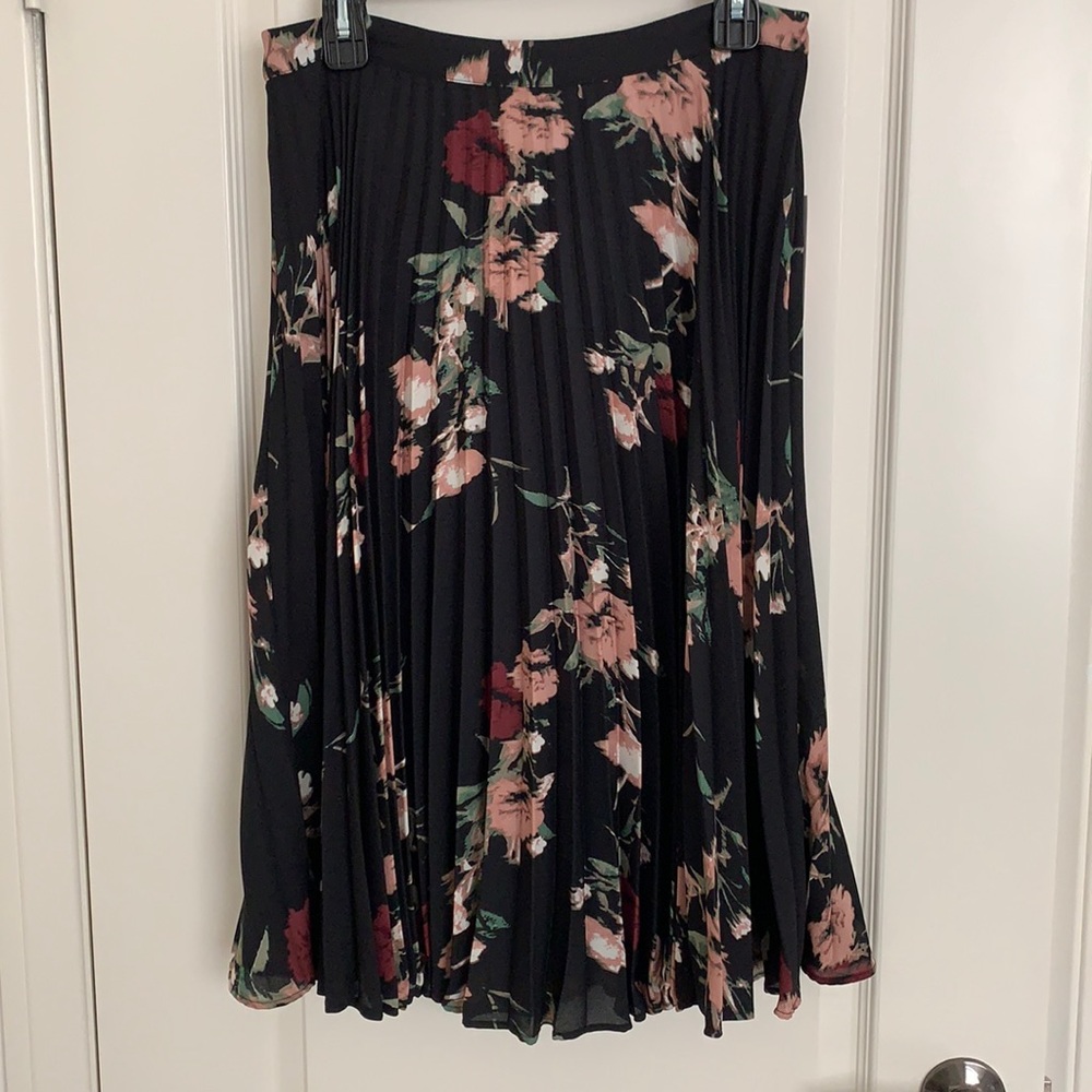 Vince Camuto Black pleated skirt.